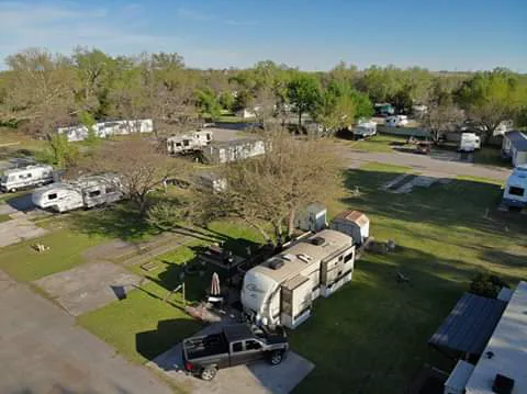 Holliday Outt RV Park 55 Plus Picture 3