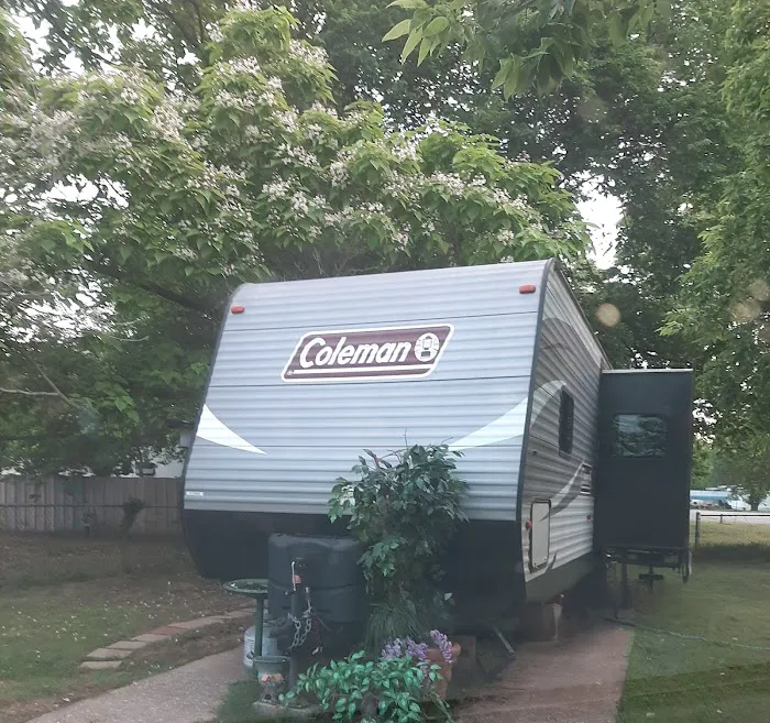 Holliday Outt RV Park 55 Plus Picture 5