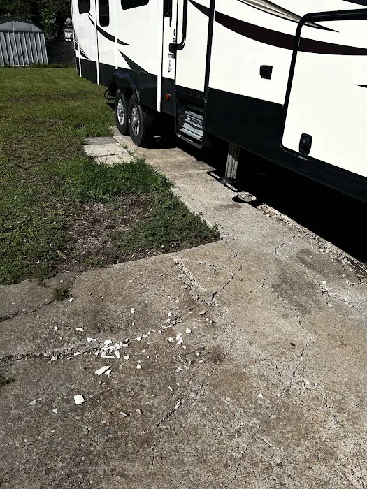 Holliday Outt RV Park 55 Plus Picture 10