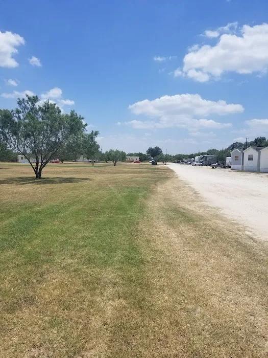 Devine RV Park Picture 4