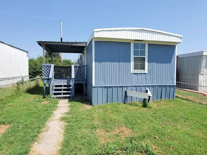 Oak Tree Mobile Home Park Picture 4