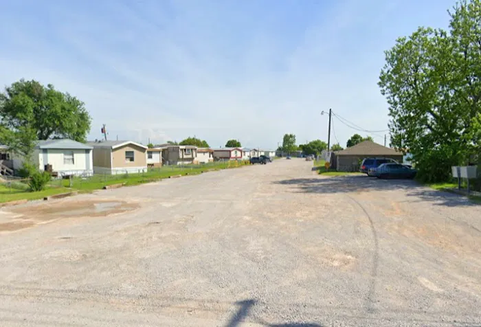 Oak Tree Mobile Home Park Picture 3