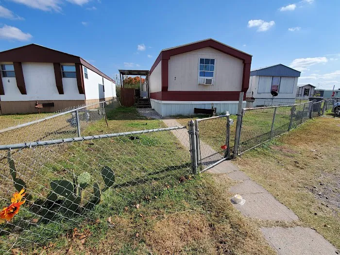Oak Tree Mobile Home Park Picture 5