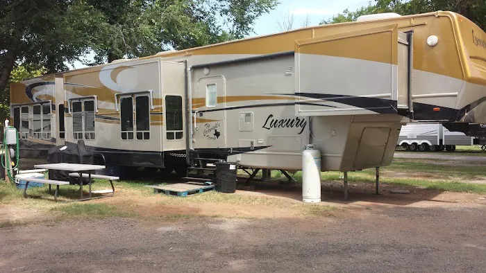 Sleepee Hollo RV Park - Kingfisher’s Premium RV Park Picture 1