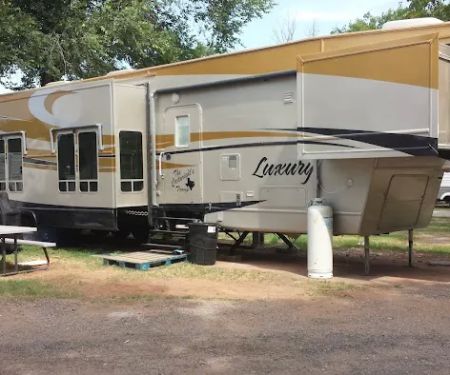 Sleepee Hollo RV Park - Kingfisher’s Premium RV Park