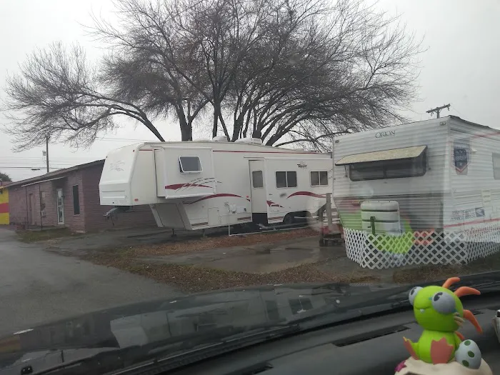 Twin Lane Apartments & Mobile Home Park Picture 2