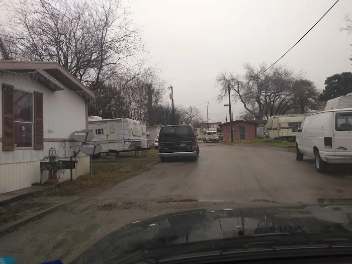 Twin Lane Apartments & Mobile Home Park Picture 7