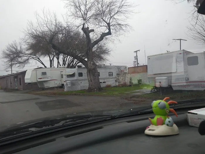 Twin Lane Apartments & Mobile Home Park Picture 6