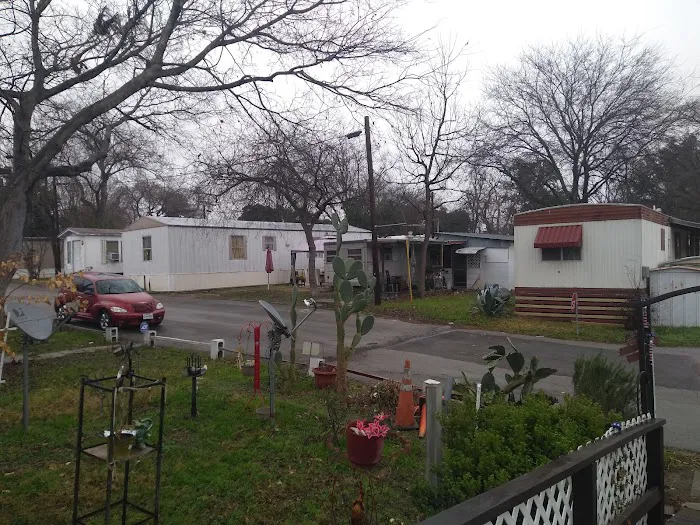 Twin Lane Apartments & Mobile Home Park Picture 4