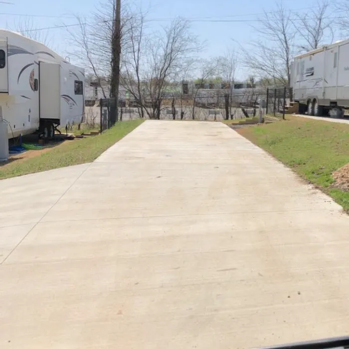 Whispering Oaks RV Park Picture 3