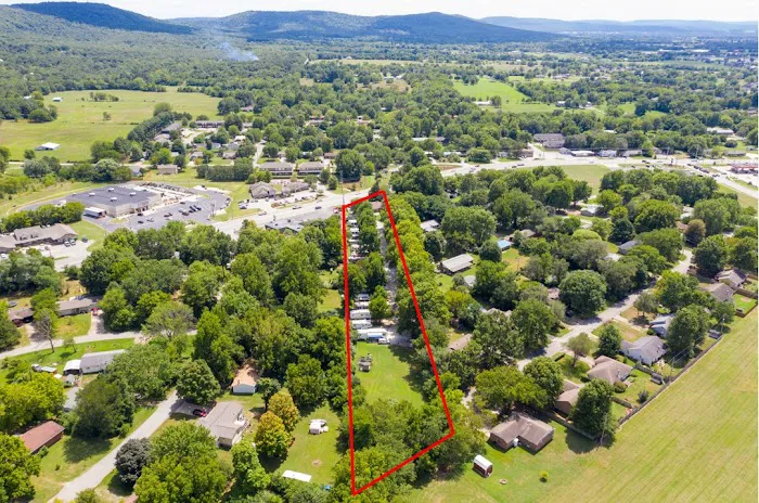 Ozark Canopy RV Park - Farmington Picture 3