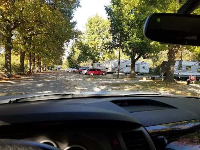 Ozark Canopy RV Park - Farmington Picture 8