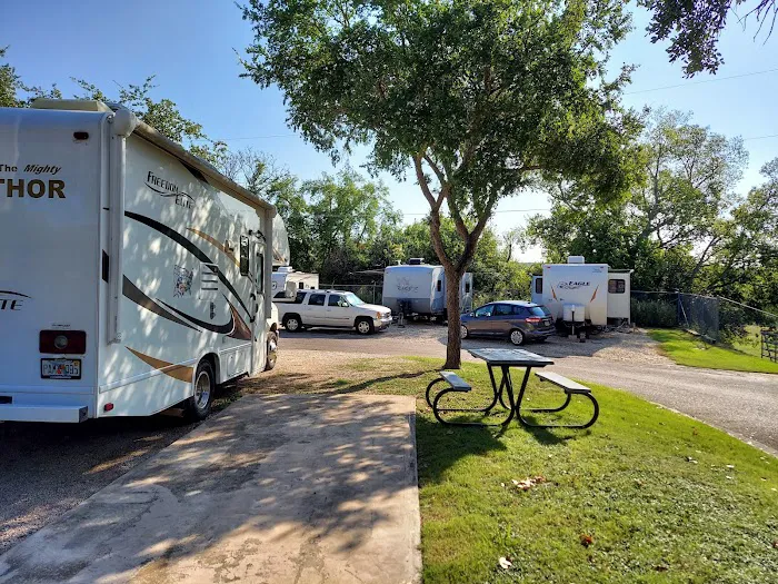 Rio Robles Mobile Home & RV Park Picture 7