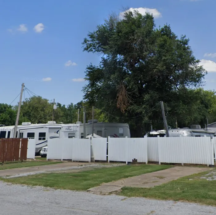 Apache Pines RV Park Picture 2