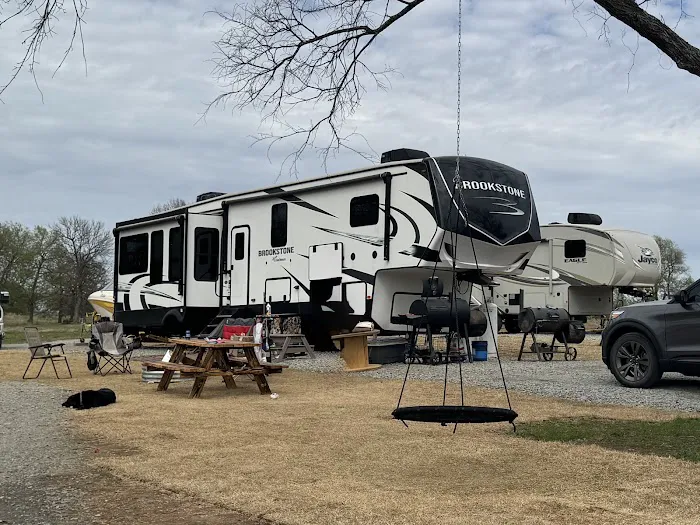 Lake Life RV Park Picture 9
