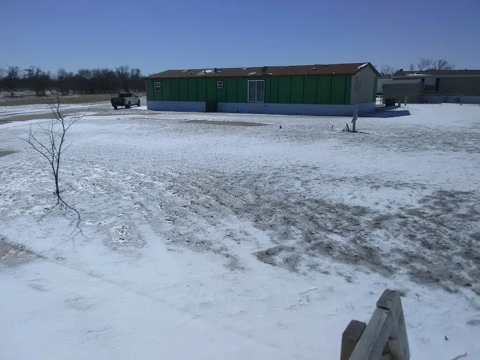 Pinaire Mobile Home Park Picture 8