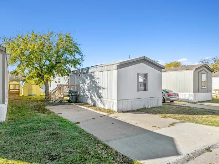 Cottonwood Grove Mobile Home Community Picture 3