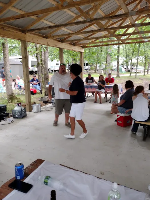 Hoot N Hollar RV Park Picture 2