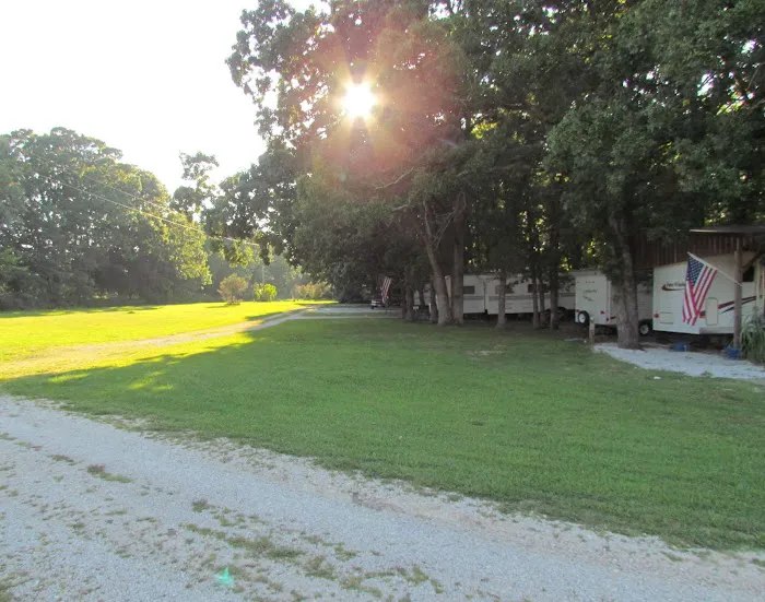 Hoot N Hollar RV Park Picture 4