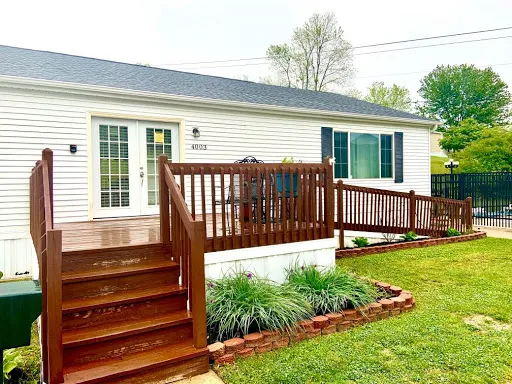 Country Club Manor Picture 3