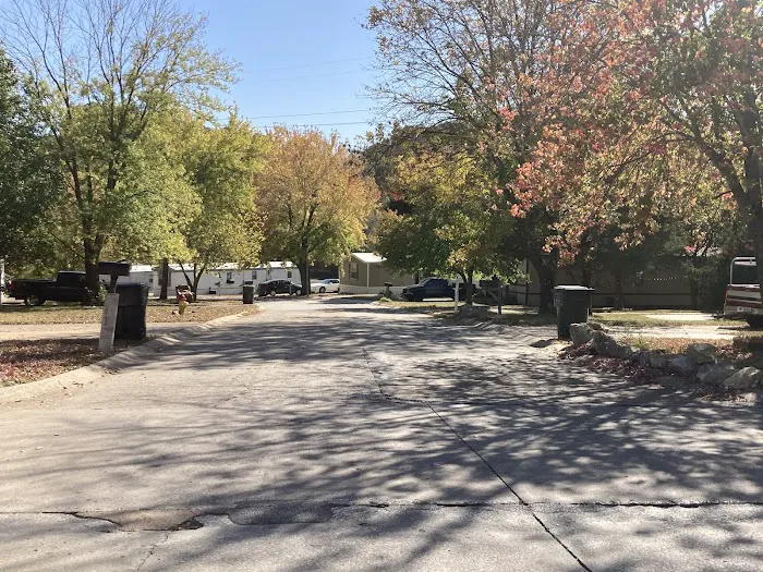 Country Club Manor Picture 6