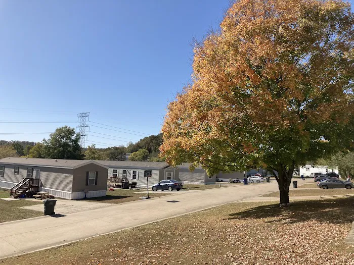 Country Club Manor Picture 7