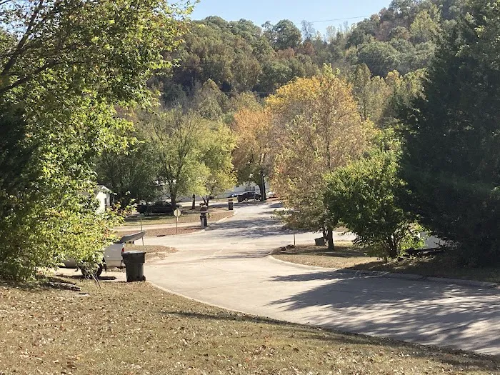 Country Club Manor Picture 9