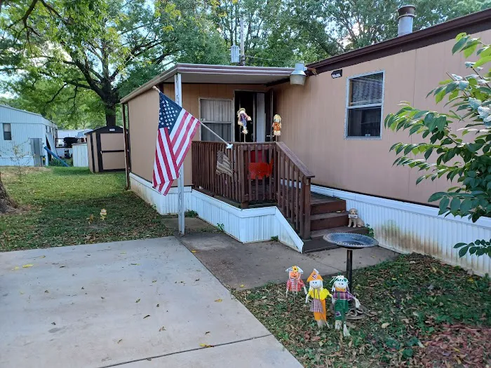 Grand Oaks Mobile home Park Picture 3