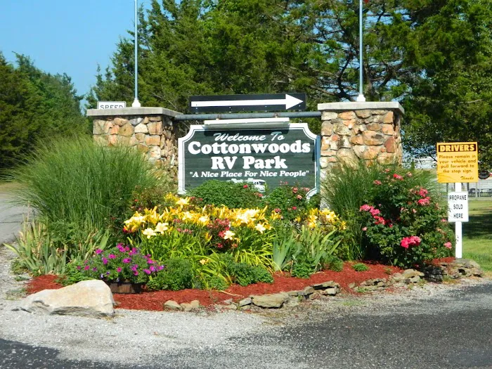 Cottonwoods RV Park Picture 7