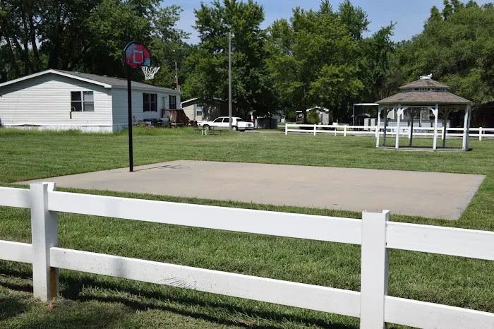 Pine Hills Manufactured Home Community Picture 2