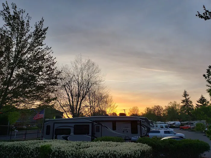 Jantzen Beach RV Park Picture 9