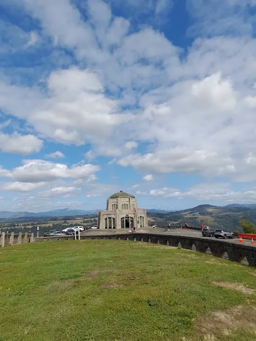 Circle Cedar Court Picture 2