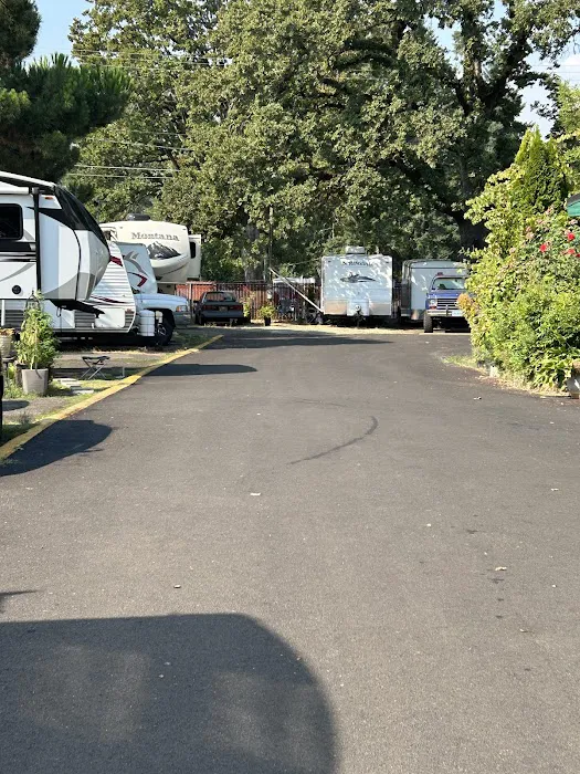 Milwaukie MH & RV Park Picture 2