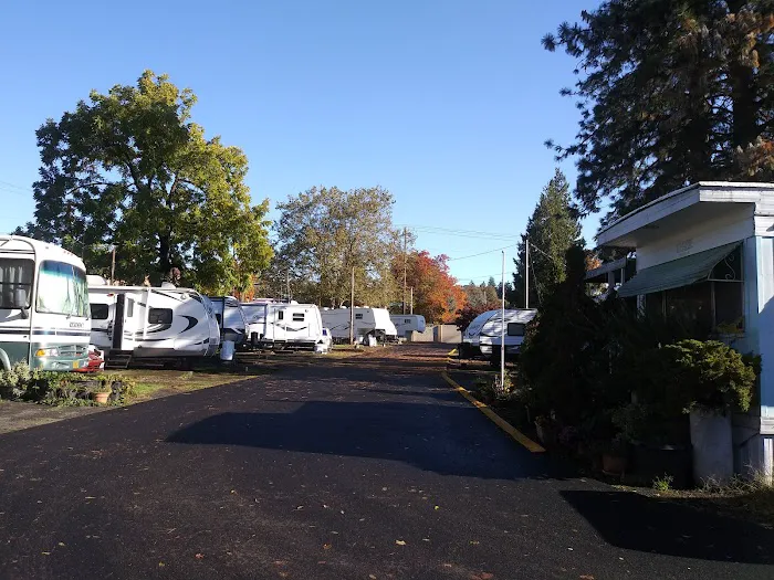 Milwaukie MH & RV Park Picture 7