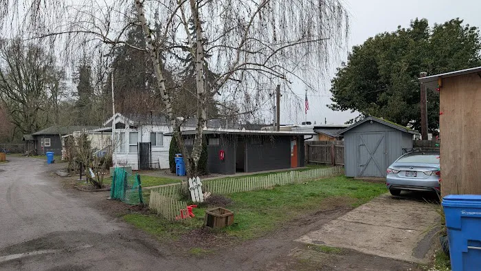 Oaks Mobile & RV Park Picture 2