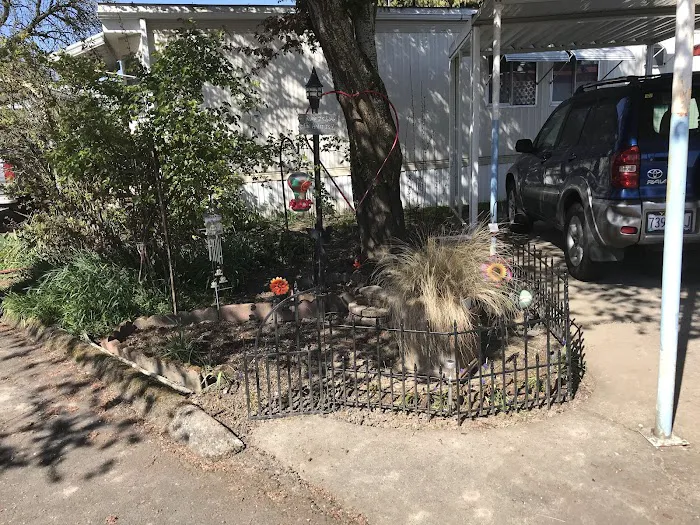 Periwinkle Mobile Park Picture 6