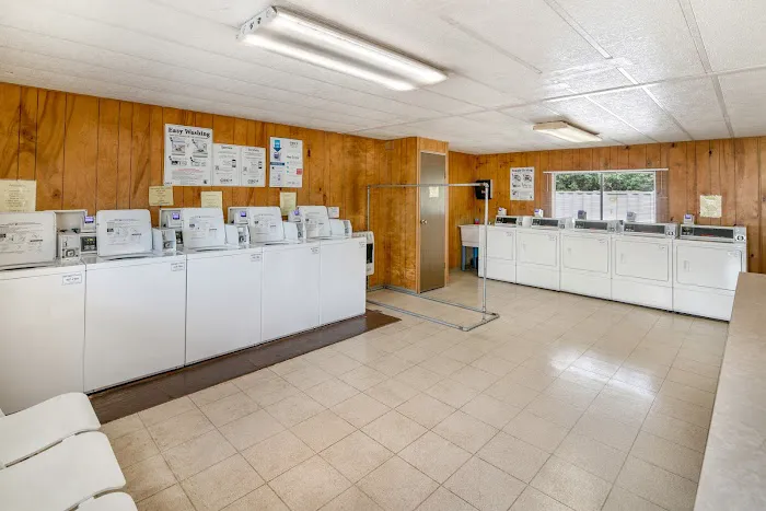 Majestic Mobile Manor & RV Park Picture 8