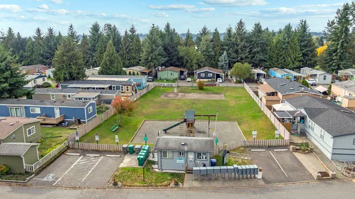 Auburn Green Picture 3