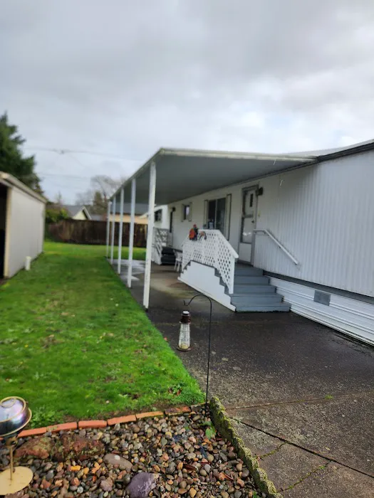 Lee's Mobile Home Park Picture 4