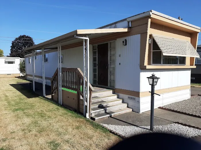 Lee's Mobile Home Park Picture 3