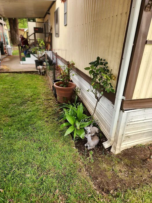 Midway Manor Picture 6