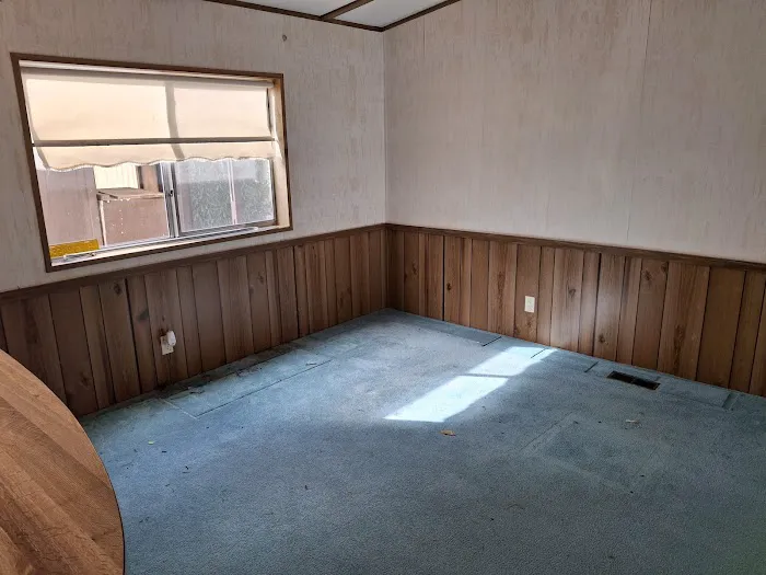 Midway Manor Picture 5