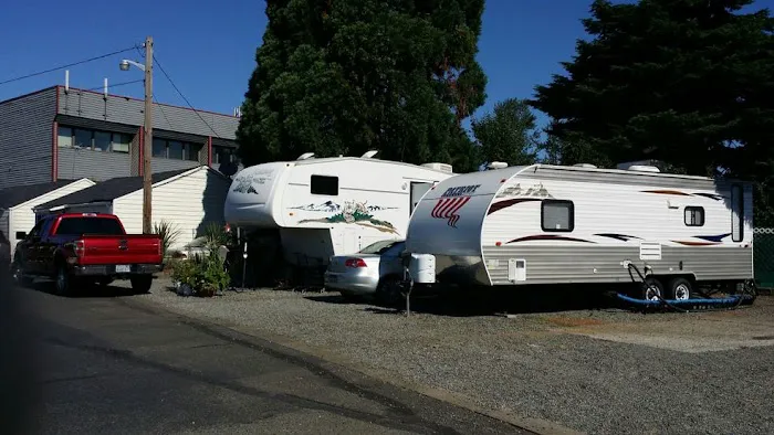 Midway RV & Mobile Home Park Picture 6