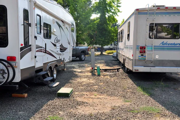 Umpqua Safari RV Park Picture 10