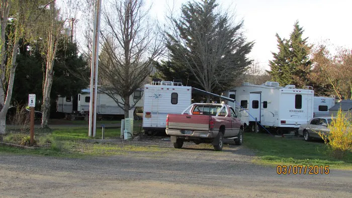 Umpqua Safari RV Park Picture 4