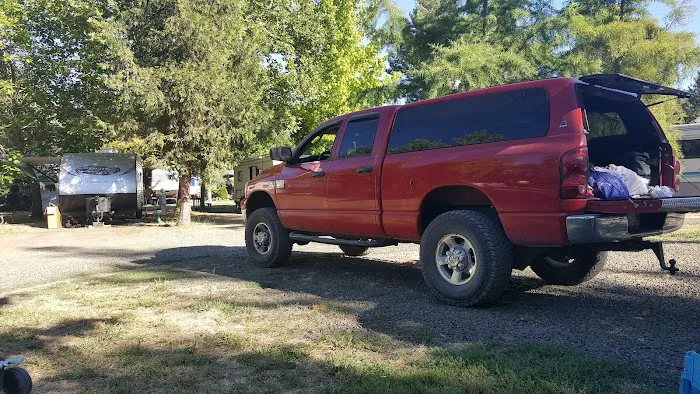 Umpqua Safari RV Park Picture 8