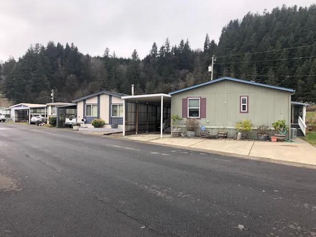 Umpqua Mobile Village Picture 4