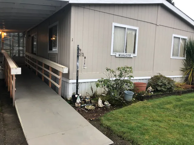 Umpqua Mobile Village Picture 6