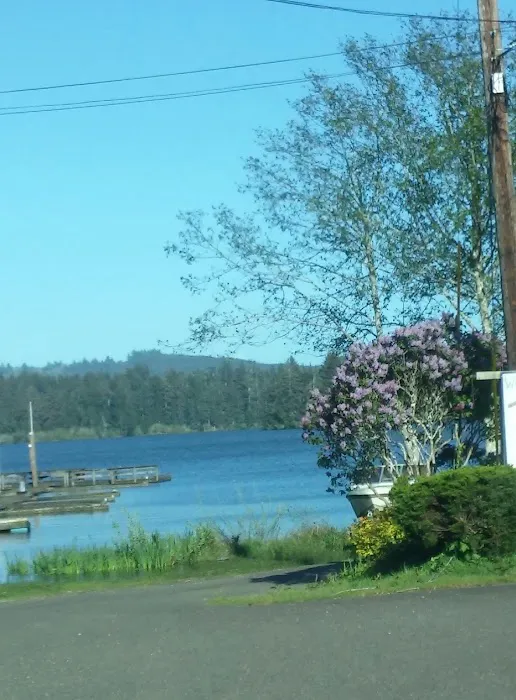 Lake's Edge RV Park & Marina Picture 2