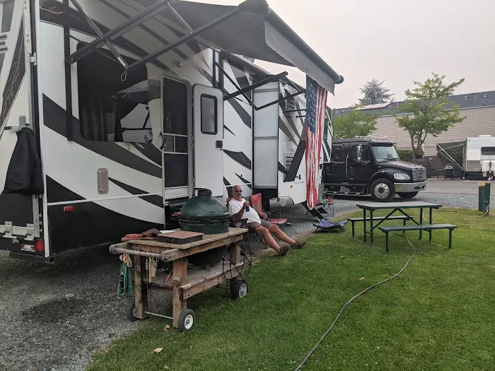 Rogue Valley Overnighter RV Picture 6